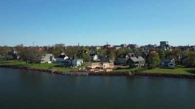 Kanada 'nın Prens Edward Adası' ndaki bir sahil şehri ve limanın havadan görüntüsü. Yüksek kalite fotoğraf