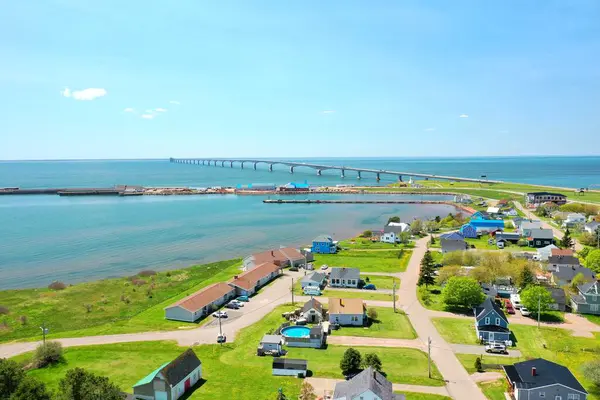 Coastal City 'nin havadan görünüşü ve Kanada' nın Prens Edward Adası 'ndaki federal köprü. Yüksek kalite fotoğraf