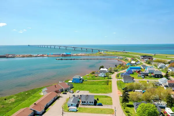 Coastal City 'nin havadan görünüşü ve Kanada' nın Prens Edward Adası 'ndaki federal köprü. Yüksek kalite fotoğraf