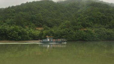 Fuchun Nehri 'nde balıkçı teknesi, Tonglu, Hangzhou, Zhejiang Eyaleti, Çin. Yüksek kalite 4k görüntü
