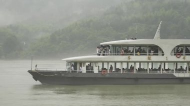 Fuchun Nehri 'nde balıkçı teknesi, Tonglu, Hangzhou, Zhejiang Eyaleti, Çin. Yüksek kalite 4k görüntü