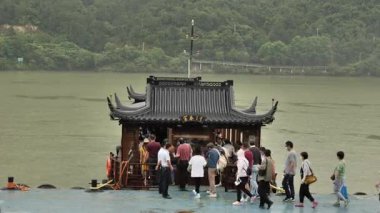 Doğal manzara ve Tonglu, Hangzhou, Zhejiang, Çin 'deki Fuchun Nehri üzerindeki çeşitli tekneler. Yüksek kalite 4k görüntü