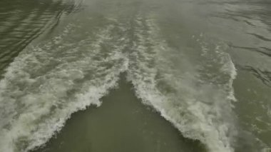 Doğal manzara ve Tonglu, Hangzhou, Zhejiang, Çin 'deki Fuchun Nehri üzerindeki çeşitli tekneler. Yüksek kalite 4k görüntü