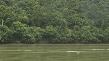 Doğal manzara ve Tonglu, Hangzhou, Zhejiang, Çin 'deki Fuchun Nehri üzerindeki çeşitli tekneler. Yüksek kalite 4k görüntü