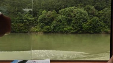 Fuchun Rive 'deki tekne manzarası, tonglu hangzhou, Zhejiang, Çin. Yüksek kalite 4k görüntü