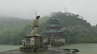 Doğal manzara ve Tonglu, Hangzhou, Zhejiang, Çin 'deki Fuchun Nehri üzerindeki çeşitli tekneler. Yüksek kalite 4k görüntü