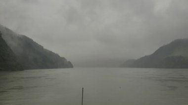 Doğal manzara ve Tonglu, Hangzhou, Zhejiang, Çin 'deki Fuchun Nehri üzerindeki çeşitli tekneler. Yüksek kalite 4k görüntü