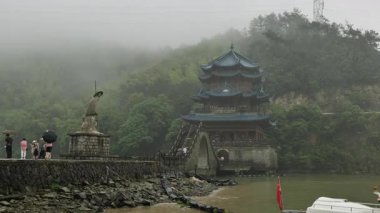 Doğal manzara ve Tonglu, Hangzhou, Zhejiang, Çin 'deki Fuchun Nehri üzerindeki çeşitli tekneler. Yüksek kalite 4k görüntü