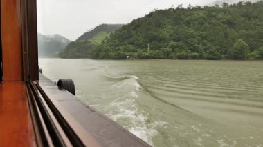 Fuchun Rive 'deki tekne manzarası, tonglu hangzhou, Zhejiang, Çin. Yüksek kalite 4k görüntü