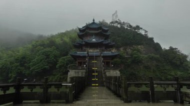 Doğal manzara ve Tonglu, Hangzhou, Zhejiang, Çin 'deki Fuchun Nehri üzerindeki çeşitli tekneler. Yüksek kalite 4k görüntü