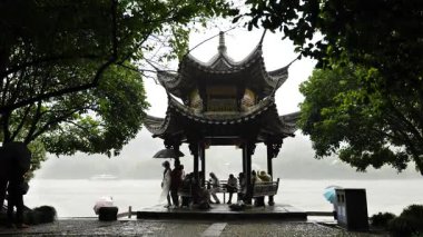 Doğal manzara ve Tonglu, Hangzhou, Zhejiang, Çin 'deki Fuchun Nehri üzerindeki çeşitli tekneler. Yüksek kalite 4k görüntü