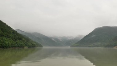 Doğal manzara ve Tonglu, Hangzhou, Zhejiang, Çin 'deki Fuchun Nehri üzerindeki çeşitli tekneler. Yüksek kalite 4k görüntü