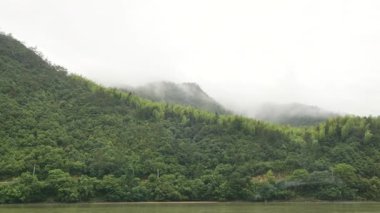 Doğal manzara ve Tonglu, Hangzhou, Zhejiang, Çin 'deki Fuchun Nehri üzerindeki çeşitli tekneler. Yüksek kalite 4k görüntü