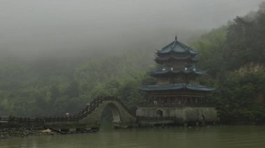 Doğal manzara ve Tonglu, Hangzhou, Zhejiang, Çin 'deki Fuchun Nehri üzerindeki çeşitli tekneler. Yüksek kalite 4k görüntü