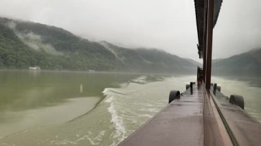 Fuchun Rive 'deki tekne manzarası, tonglu hangzhou, Zhejiang, Çin. Yüksek kalite 4k görüntü