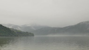 Doğal manzara ve Tonglu, Hangzhou, Zhejiang, Çin 'deki Fuchun Nehri üzerindeki çeşitli tekneler. Yüksek kalite 4k görüntü