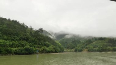 Doğal manzara ve Tonglu, Hangzhou, Zhejiang, Çin 'deki Fuchun Nehri üzerindeki çeşitli tekneler. Yüksek kalite 4k görüntü