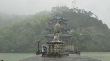 Doğal manzara ve Tonglu, Hangzhou, Zhejiang, Çin 'deki Fuchun Nehri üzerindeki çeşitli tekneler. Yüksek kalite 4k görüntü