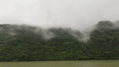Doğal manzara ve Tonglu, Hangzhou, Zhejiang, Çin 'deki Fuchun Nehri üzerindeki çeşitli tekneler. Yüksek kalite 4k görüntü