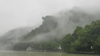 Doğal manzara ve Tonglu, Hangzhou, Zhejiang, Çin 'deki Fuchun Nehri üzerindeki çeşitli tekneler. Yüksek kalite 4k görüntü