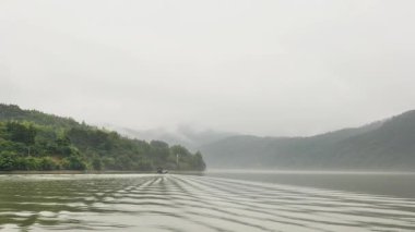 Doğal manzara ve Tonglu, Hangzhou, Zhejiang, Çin 'deki Fuchun Nehri üzerindeki çeşitli tekneler. Yüksek kalite 4k görüntü