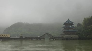 Doğal manzara ve Tonglu, Hangzhou, Zhejiang, Çin 'deki Fuchun Nehri üzerindeki çeşitli tekneler. Yüksek kalite 4k görüntü