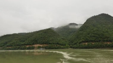 Doğal manzara ve Tonglu, Hangzhou, Zhejiang, Çin 'deki Fuchun Nehri üzerindeki çeşitli tekneler. Yüksek kalite 4k görüntü