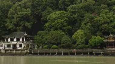 Doğal manzara ve Tonglu, Hangzhou, Zhejiang, Çin 'deki Fuchun Nehri üzerindeki çeşitli tekneler. Yüksek kalite 4k görüntü