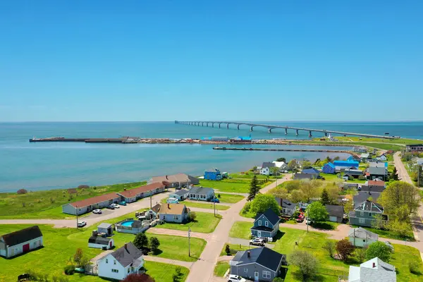 Coastal City 'nin havadan görünüşü ve Kanada' nın Prens Edward Adası 'ndaki federal köprü. Yüksek kalite fotoğraf