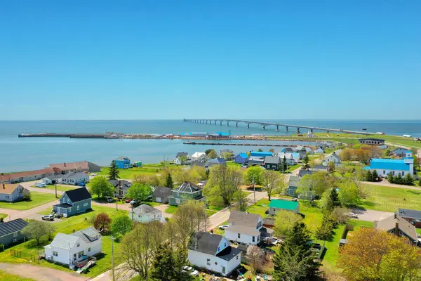 Coastal City 'nin havadan görünüşü ve Kanada' nın Prens Edward Adası 'ndaki federal köprü. Yüksek kalite fotoğraf