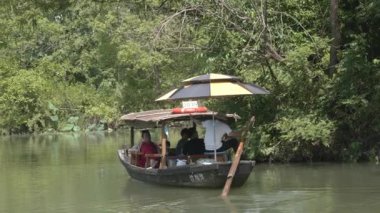 Hangzhou, Zhejiang, Çin 'de elle yapılan geleneksel bir tekne gezisi. Yüksek kalite 4k görüntü