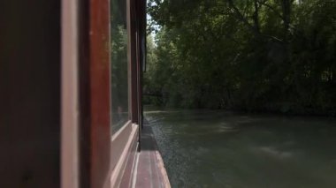 Hangzhou, Çin 'deki Hangzhou nehrinde yüzen bir turist teknesinin yakın çekimi. Yüksek kalite 4k görüntü
