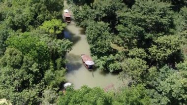 Hangzhou, Zhejiang, Çin 'de elle yapılan geleneksel bir tekne gezisi. Yüksek kalite 4k görüntü