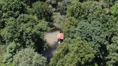 Hangzhou, Zhejiang, Çin 'de elle yapılan geleneksel bir tekne gezisi. Yüksek kalite 4k görüntü