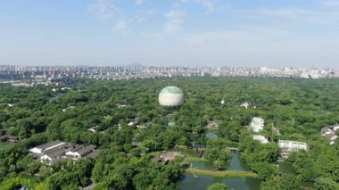 Hangzhou, Çin 'deki Xixi Ulusal Bataklık Parkı' nın havadan görünüşü. Çin gölleri ve antik şehir. Yüksek kalite 4k görüntü