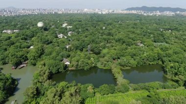 Hangzhou, Çin 'deki Xixi Ulusal Bataklık Parkı' nın havadan görünüşü. Çin gölleri ve antik şehir. Yüksek kalite 4k görüntü