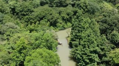 Hangzhou, Zhejiang, Çin 'de elle yapılan geleneksel bir tekne gezisi. Yüksek kalite 4k görüntü