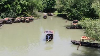 Hangzhou, Zhejiang, Çin 'de elle yapılan geleneksel bir tekne gezisi. Yüksek kalite 4k görüntü