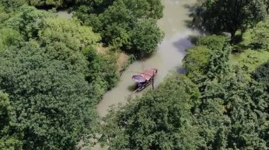 Hangzhou, Zhejiang, Çin 'de elle yapılan geleneksel bir tekne gezisi. Yüksek kalite 4k görüntü