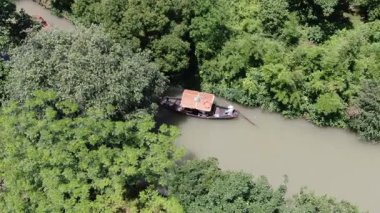 Hangzhou, Zhejiang, Çin 'de elle yapılan geleneksel bir tekne gezisi. Yüksek kalite 4k görüntü