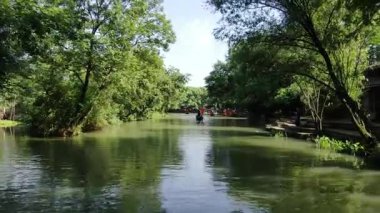 Hangzhou, Çin 'deki Xixi Ulusal Bataklık Parkı' nın havadan görünüşü. Çin gölleri ve antik şehir. Yüksek kalite 4k görüntü