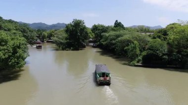Hangzhou, Çin 'deki Xixi Ulusal Bataklık Parkı' nın havadan görünüşü. Çin gölleri ve antik şehir. Yüksek kalite 4k görüntü