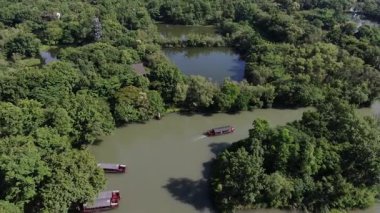 Hangzhou, Çin 'deki Xixi Ulusal Bataklık Parkı' nın havadan görünüşü. Çin gölleri ve antik şehir. Yüksek kalite 4k görüntü
