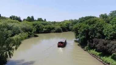 Hangzhou, Çin 'deki Xixi Ulusal Bataklık Parkı' nın havadan görünüşü. Çin gölleri ve antik şehir. Yüksek kalite 4k görüntü