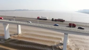 Çin 'deki Qiantang Nehri' ndeki gelgitlerin hava görüntüsü. Yüksek kalite 4k görüntü