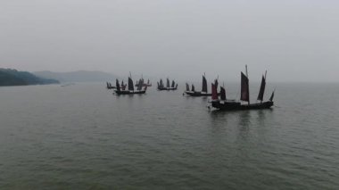 Taihu Gölü 'ndeki geleneksel tahta yelkenli hava manzarası. Wuxi China Yüksek kalite 4K görüntü