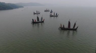 Taihu Gölü 'ndeki geleneksel tahta yelkenli hava manzarası. Wuxi China Yüksek kalite 4K görüntü
