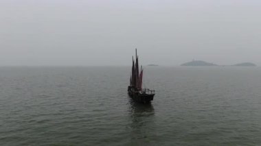 Taihu Gölü 'ndeki geleneksel tahta yelkenli hava manzarası. Wuxi China Yüksek kalite 4K görüntü