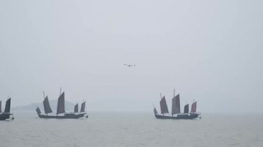 Taihu gölündeki geleneksel tahta yelkenli manzarası. Wuxi China Yüksek kalite 4K görüntü