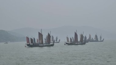 Taihu gölündeki geleneksel tahta yelkenli manzarası. Wuxi China Yüksek kalite 4K görüntü